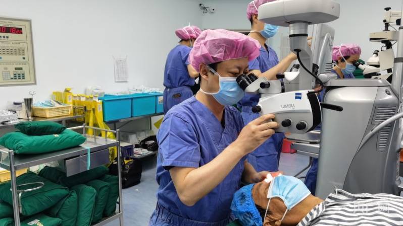 陆军|陆军特色医学中心眼科赴新疆开展“白内障复明行动”