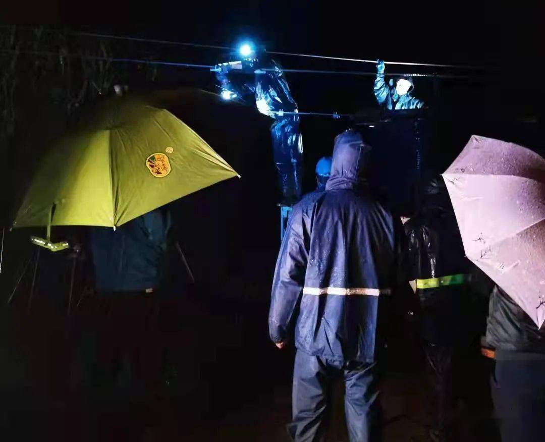 寿阳平头供电所冒雨抢修十小时谱写雨中赞歌
