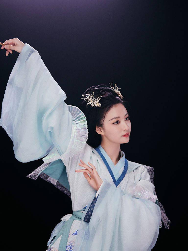 古宜今 王楚然古装出镜美若仙子 明眸皓齿气质端庄
