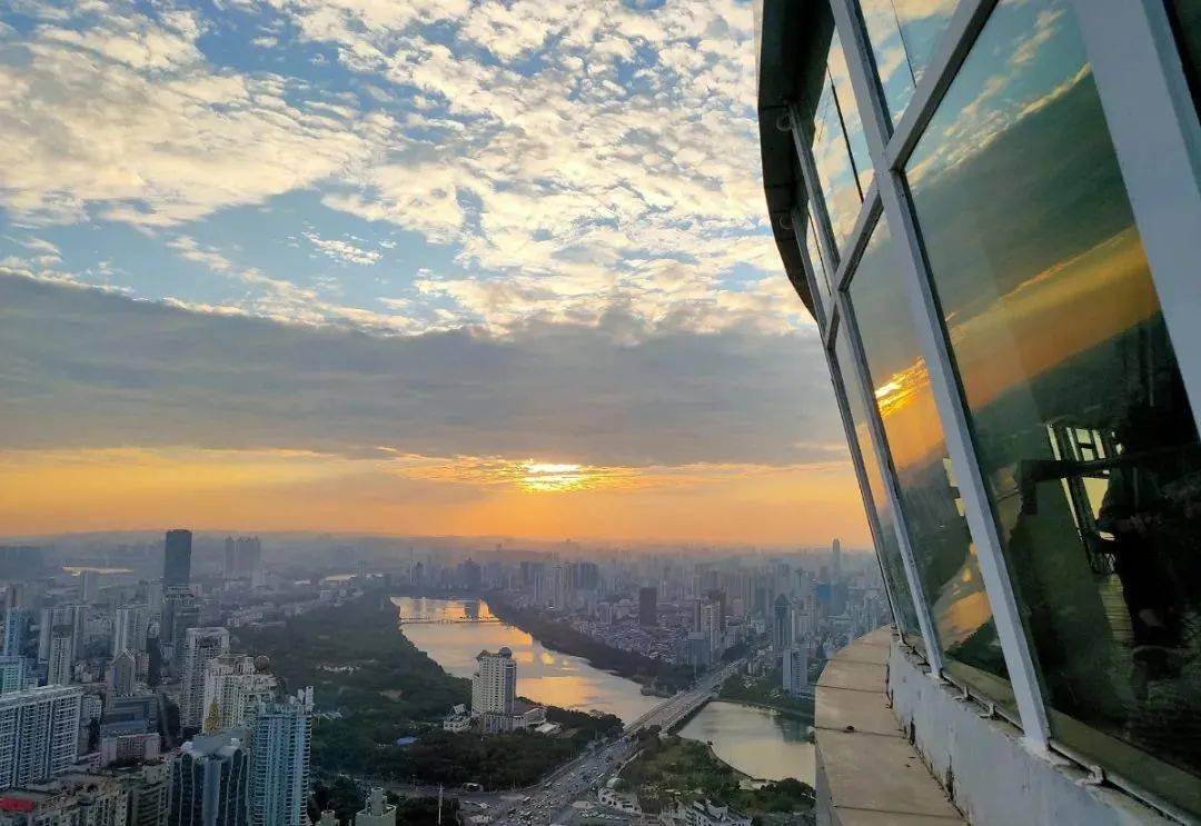 地王大厦云顶观光餐厅59楼360度俯瞰南宁168元抢原价417元套餐门票2张