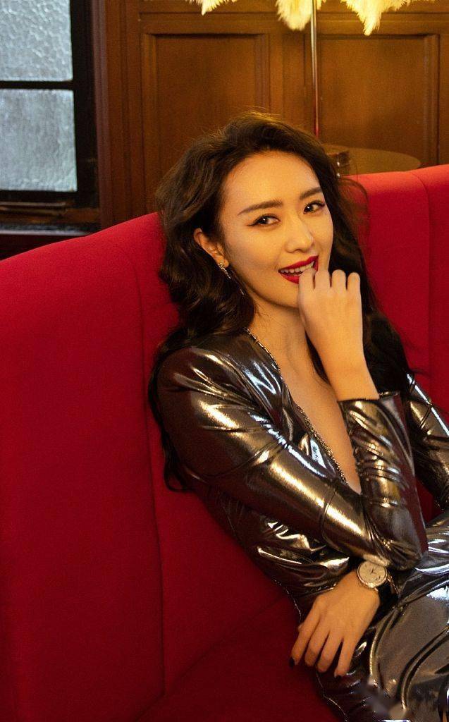 童瑶穿"锡纸"高开叉长裙美腿吸睛 长卷发搭大红唇港风满满