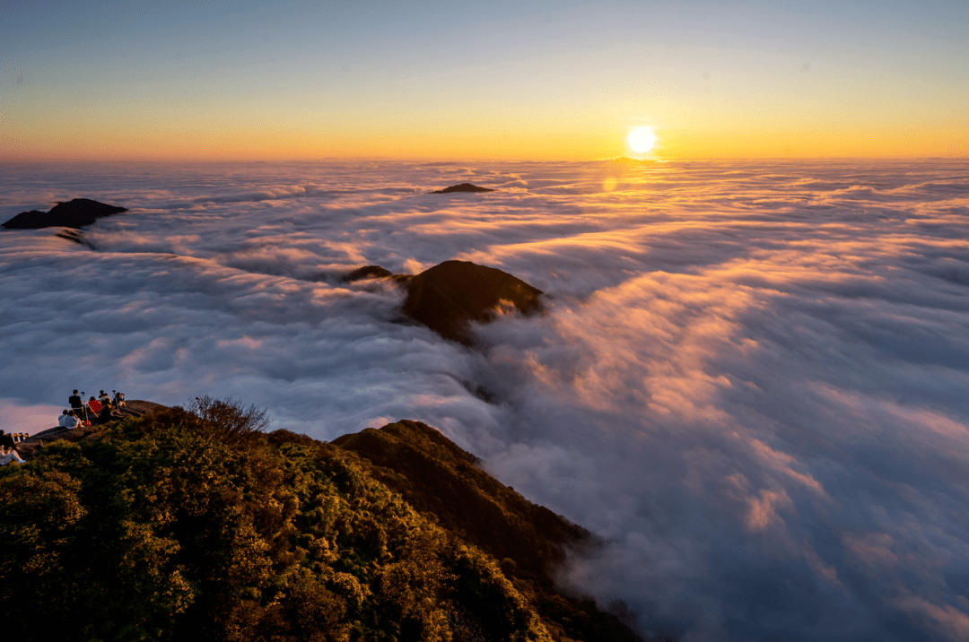 海拔2000米的猫儿山,是看日出的绝佳体验地,看着太阳冉冉升起,是令人