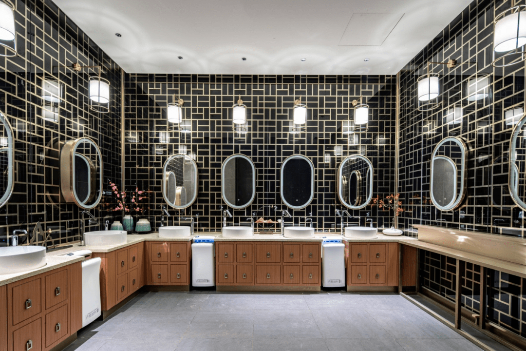 如建邺吾悦b1层凭借复古风格出圈的电梯与卫生间,与该楼层的水街江南