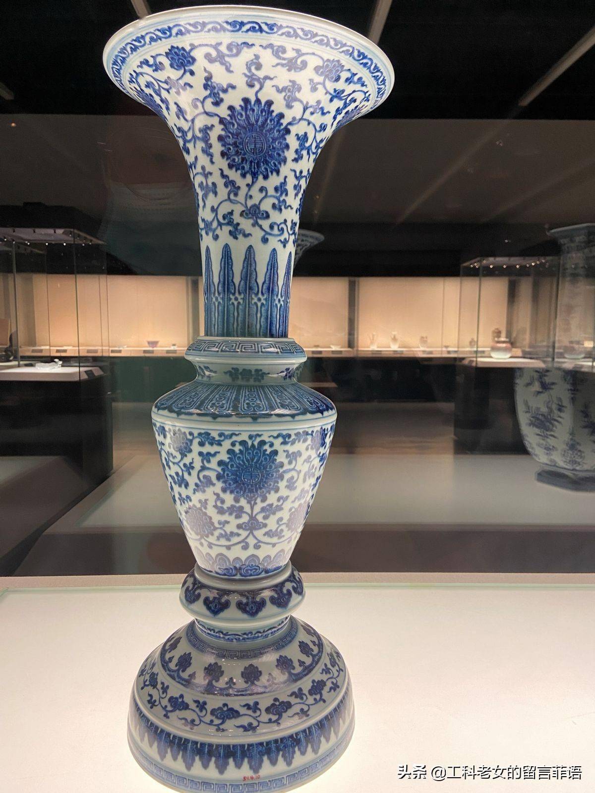 清乾隆 唐英款青花缠枝莲纹花觚.