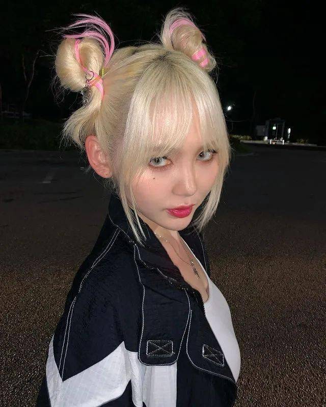 早期的 ash b 深受 nicki minaj 影响,热衷于创作各种 "小黄歌","口水