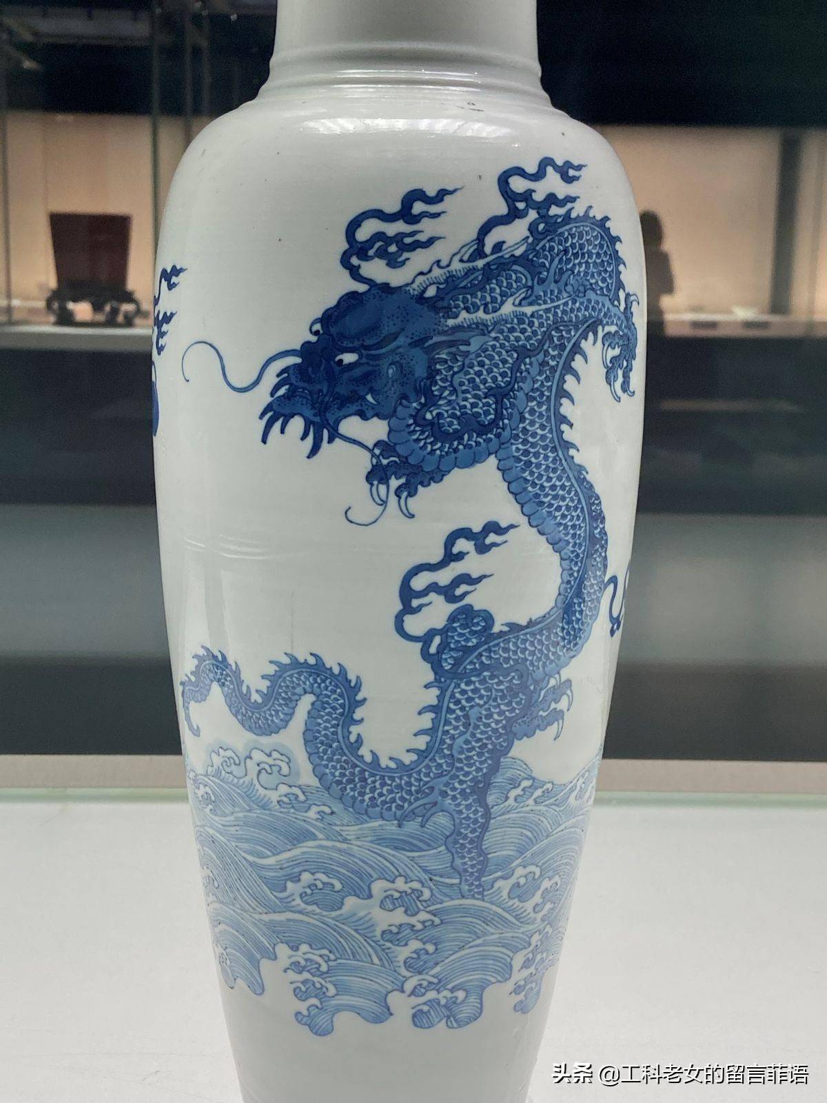 康熙时期国力正处于上升期,所以它的龙纹多是升腾的,威武雄健有力.