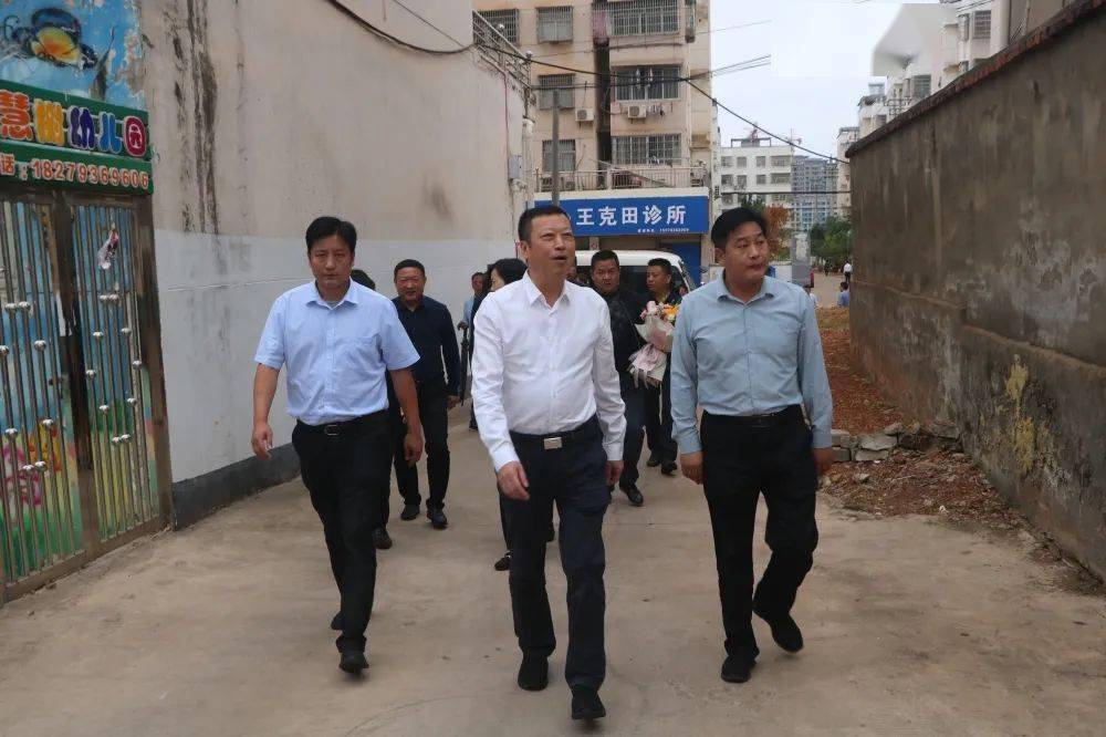 县委副书记艾晖,县人大常委会副主任万晓春等参加走访.