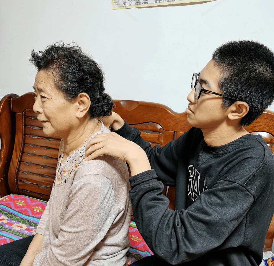 重阳敬老,情暖金秋——本溪市高级中学开展重阳节孝亲敬老活动_姥姥