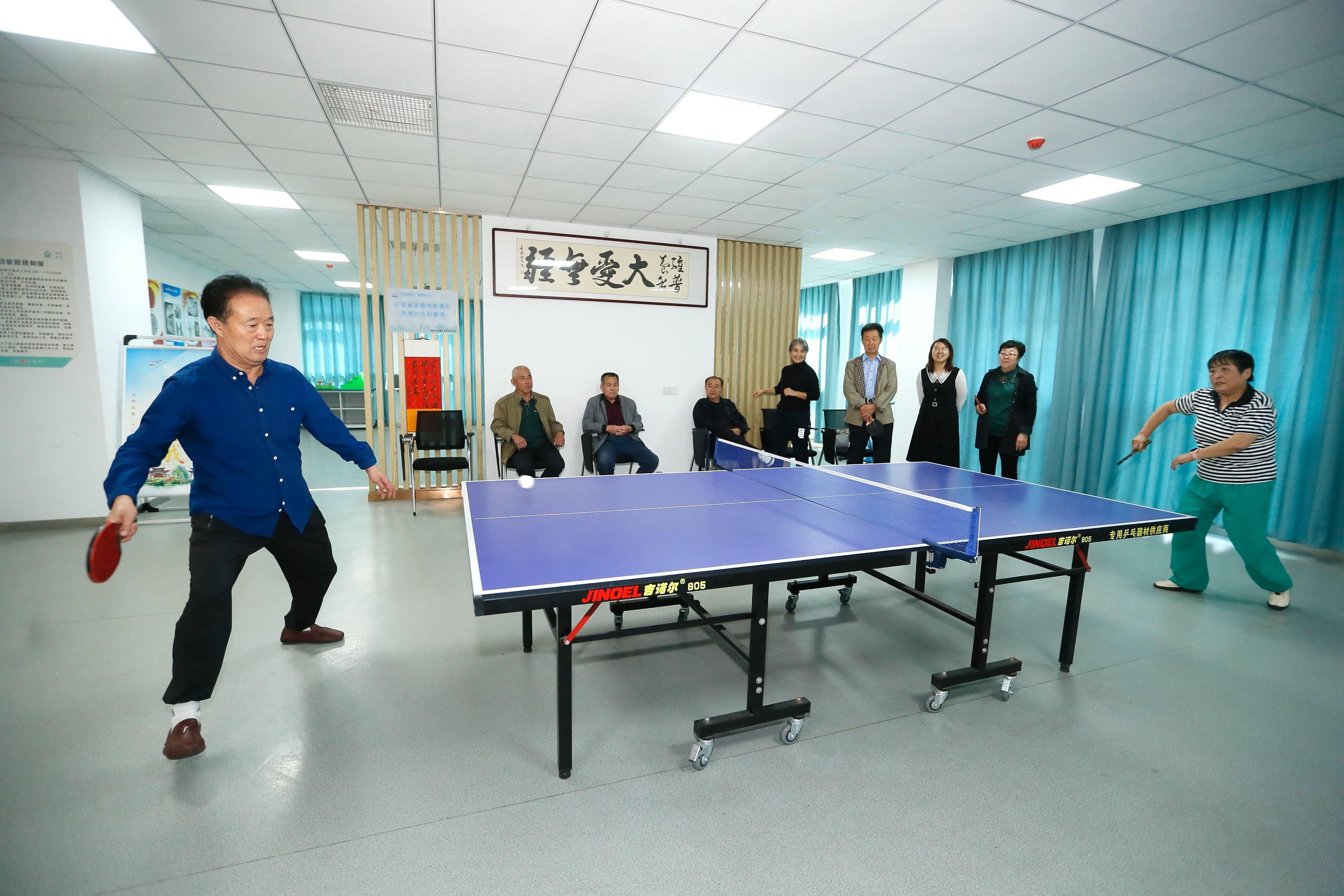 在青岛市即墨区潮海街道古城社区新时代文明实践站里进行乒乓球比赛