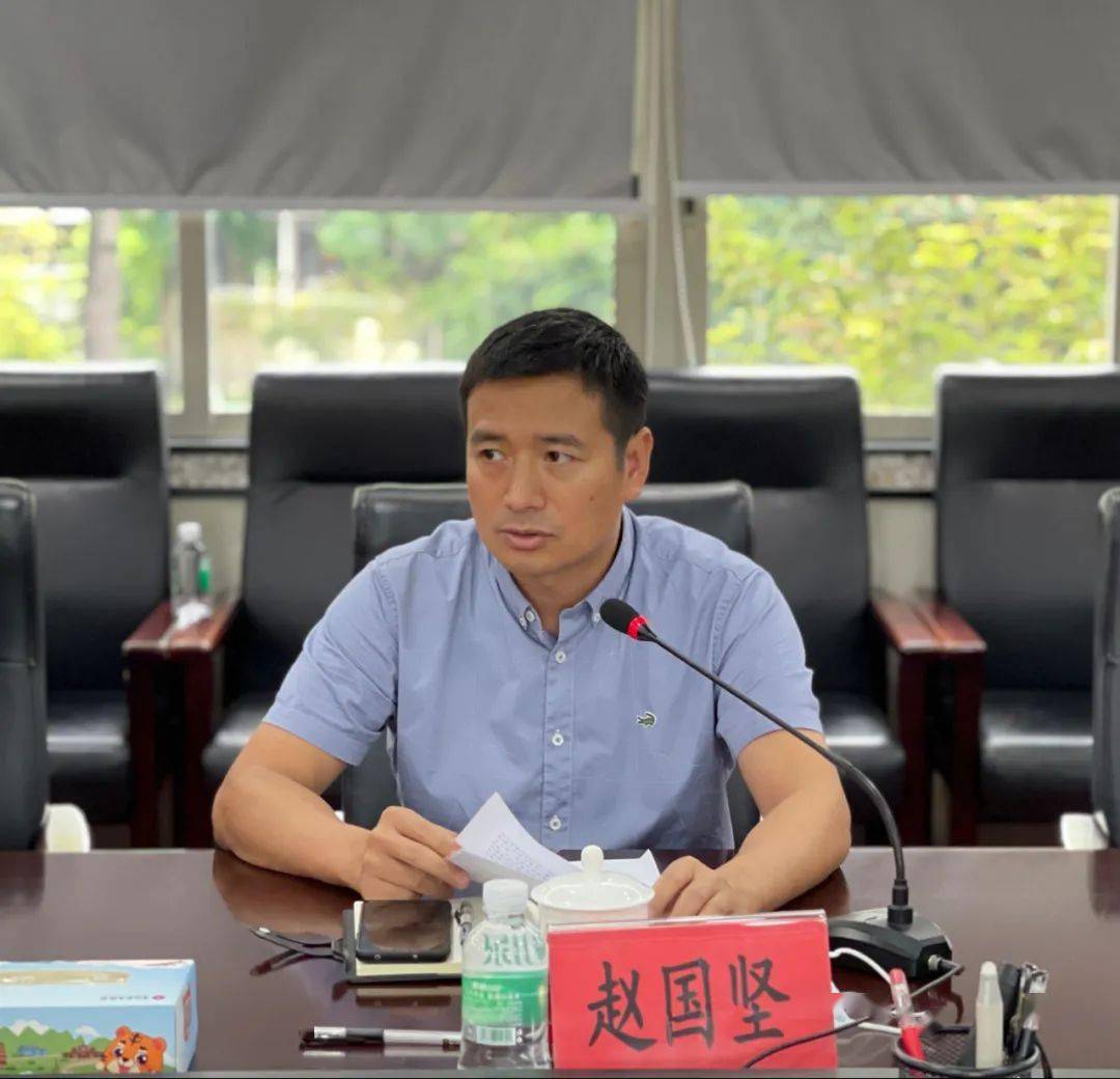 镇党委副书记,镇长赵国坚,党委副书记罗慧玲,党委委