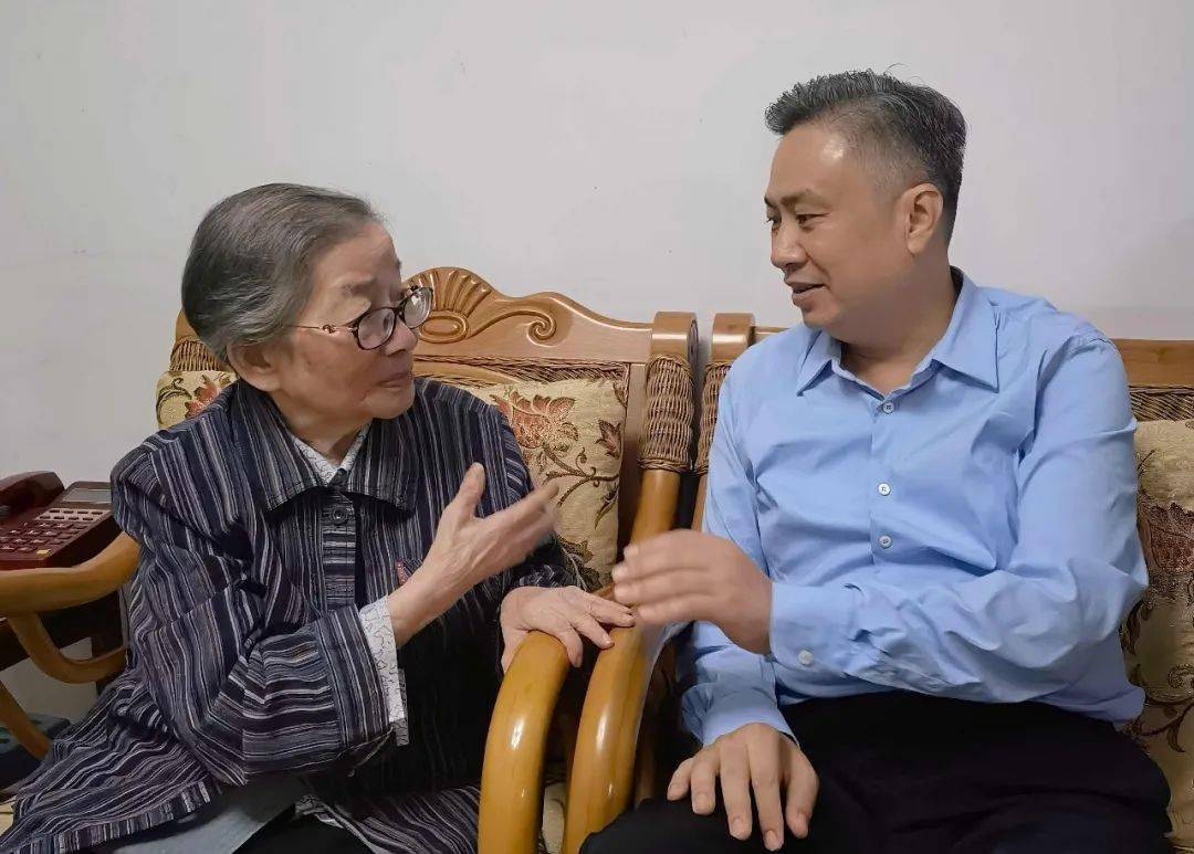 东兰县委书记徐迪克赴京拜访慰问韦国清上将夫人许其倩