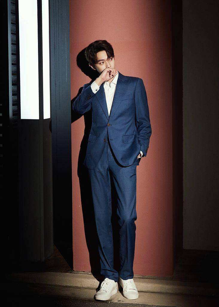 许凯深蓝西装沉稳大气侧颜优越发型清新俊逸