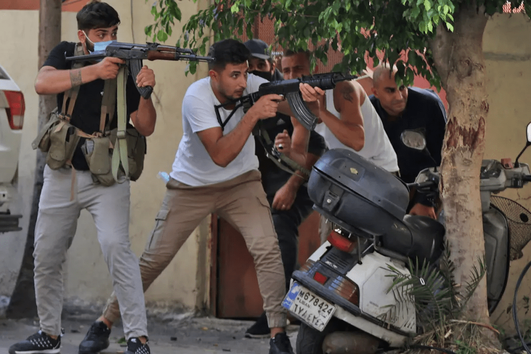 黎巴嫩大乱军警暴徒街头激战火箭筒对阵装甲车民众淡定围观