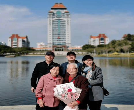 后排中是李玩幽,后排右一是李菡幽●"双减"怎么减,带您划重点!