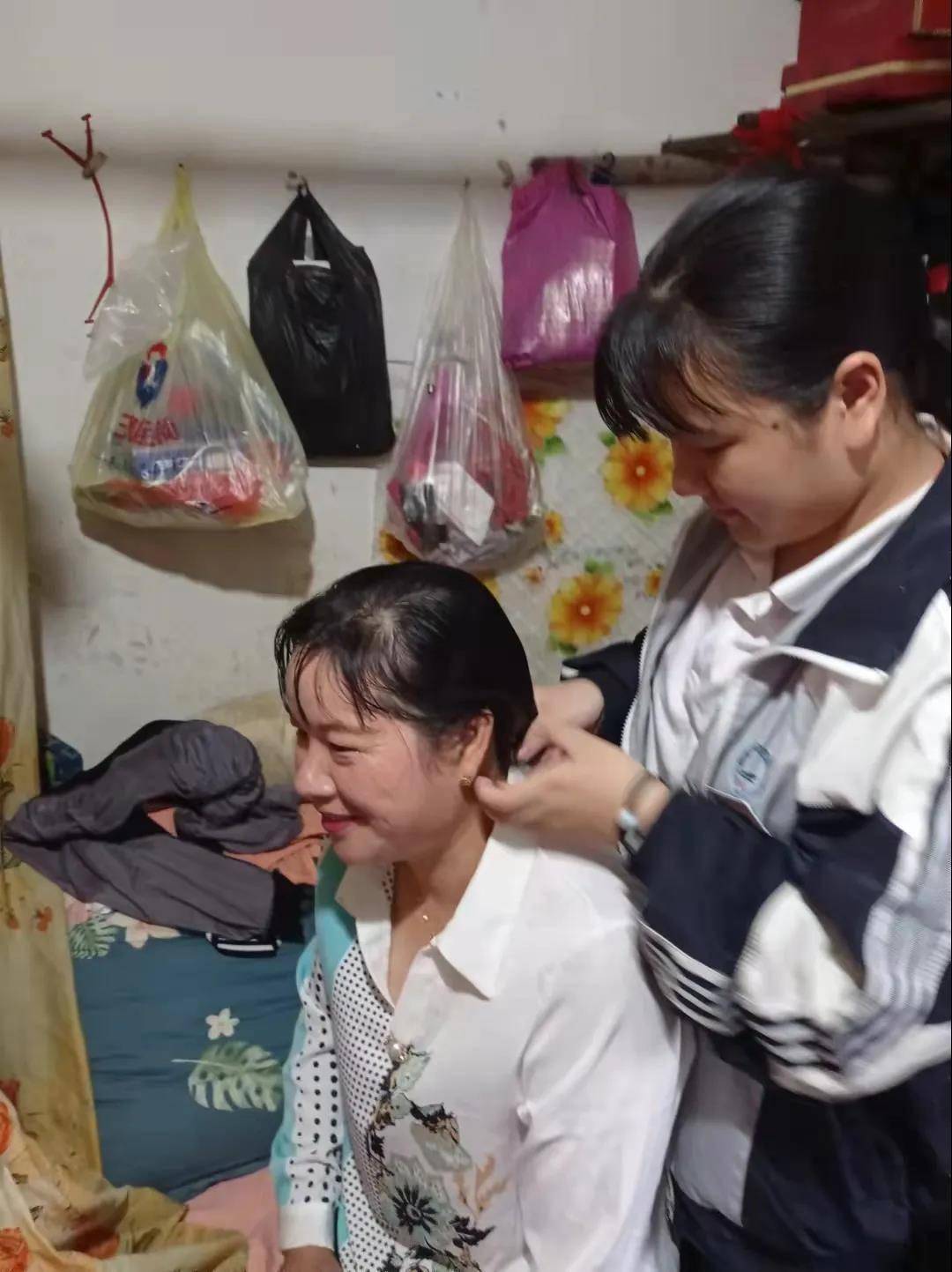 爱老敬老传承文明浙江省玉环市楚门二中关工委开展重阳节敬老活动