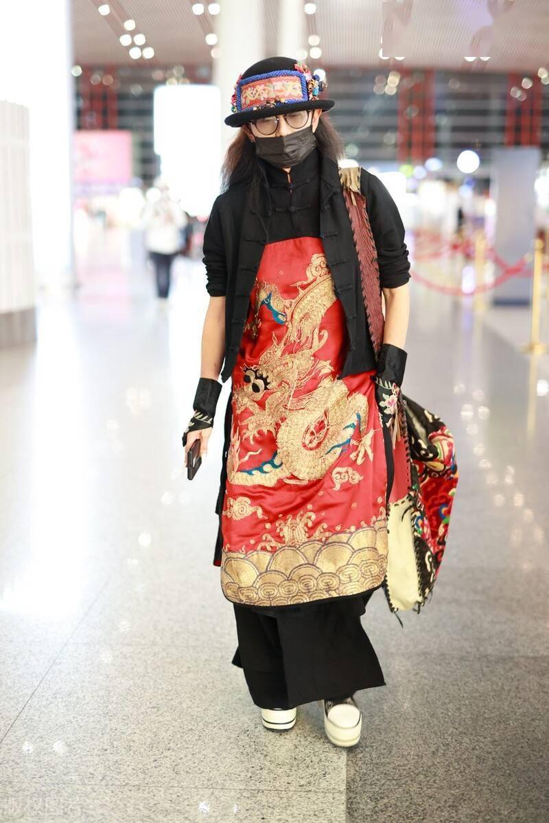 杨丽萍果然不是一般人,穿"龙袍"出行高贵雅致,62岁气质不凡_造型