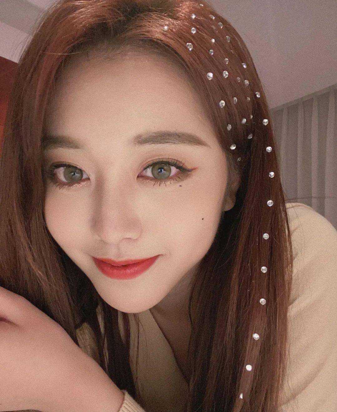 李沁刘 秋冬衣服朴素不出挑？李沁刘人语教你在发型上下功夫