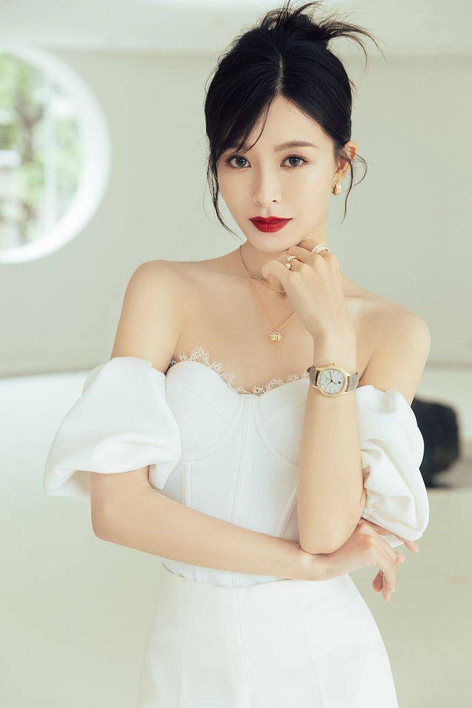 好身材 文咏珊露肩礼服秀精致锁骨 高盘发红唇惹眼氛围感满满