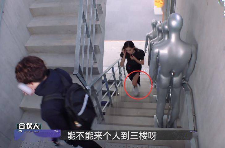 baby裙子米乐M6 M6米乐开叉到大腿却不穿安全裤！迈开腿那一刻黄晓明评论区沦陷了(图3)