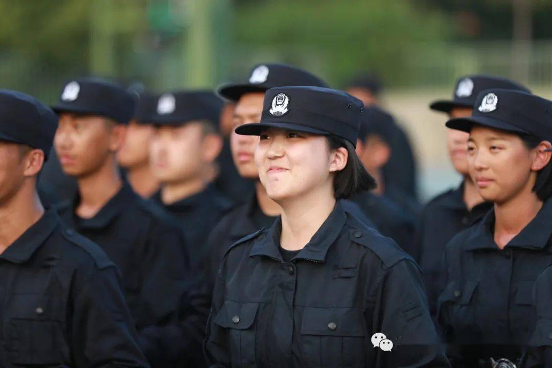 警校女新生亮相