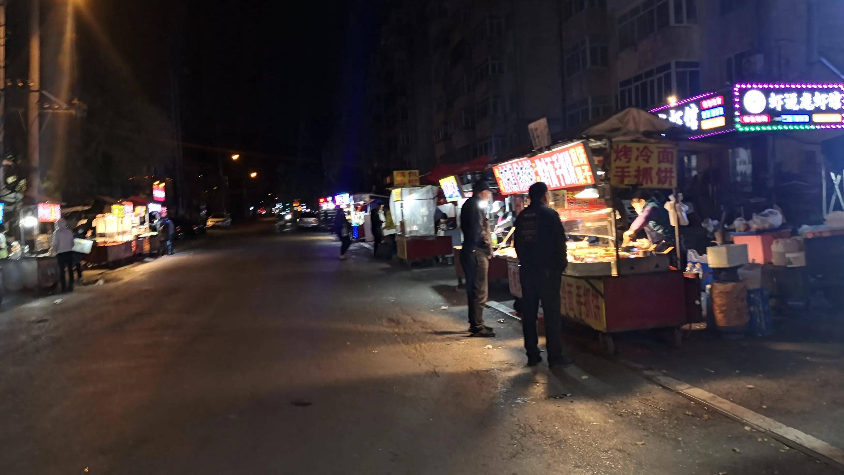天太冷夜市冷冷清清摊贩收摊时间都提前了