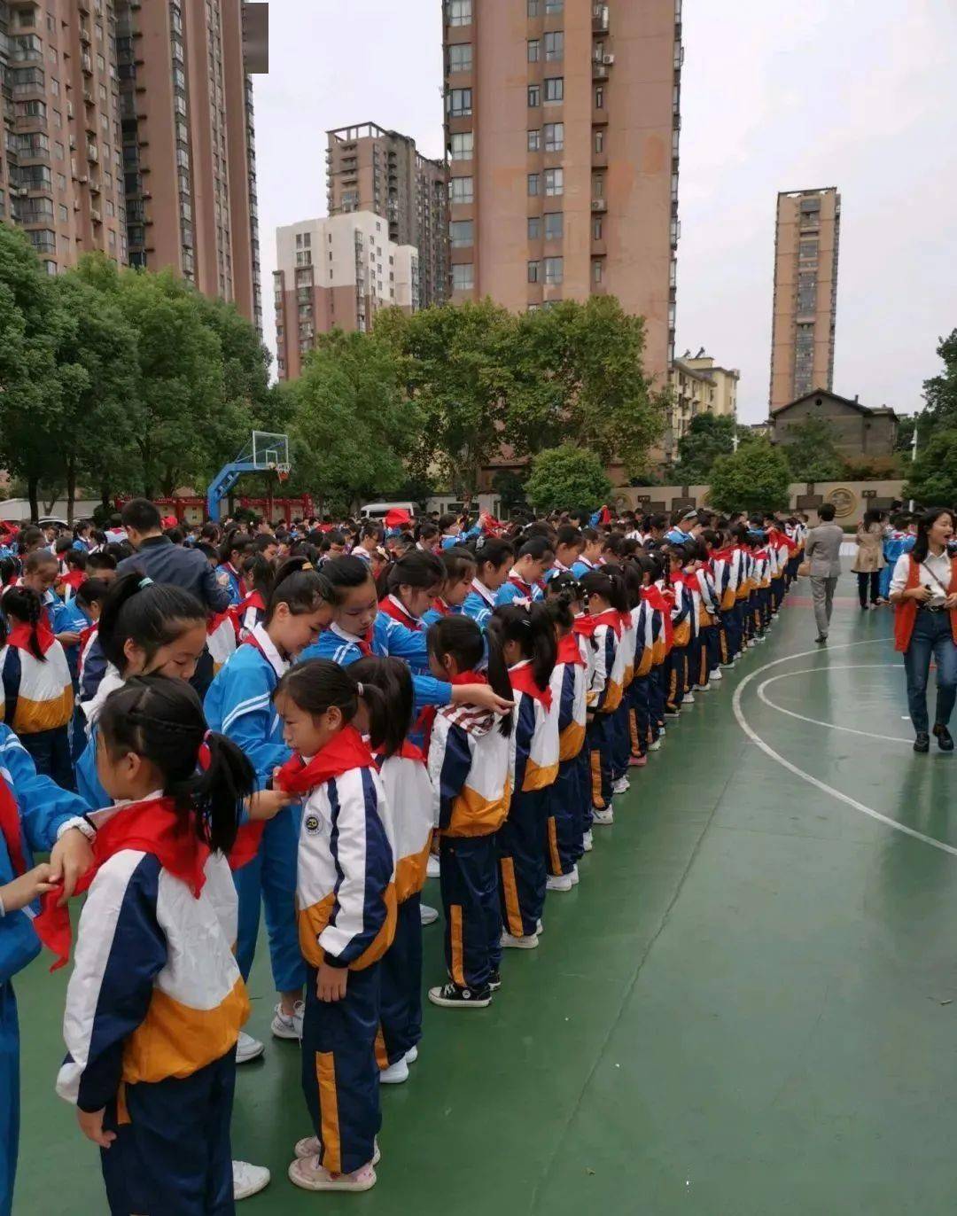 抚州市临川区实验小学在学校操场隆重举行了"童心向党 快乐成长"主题