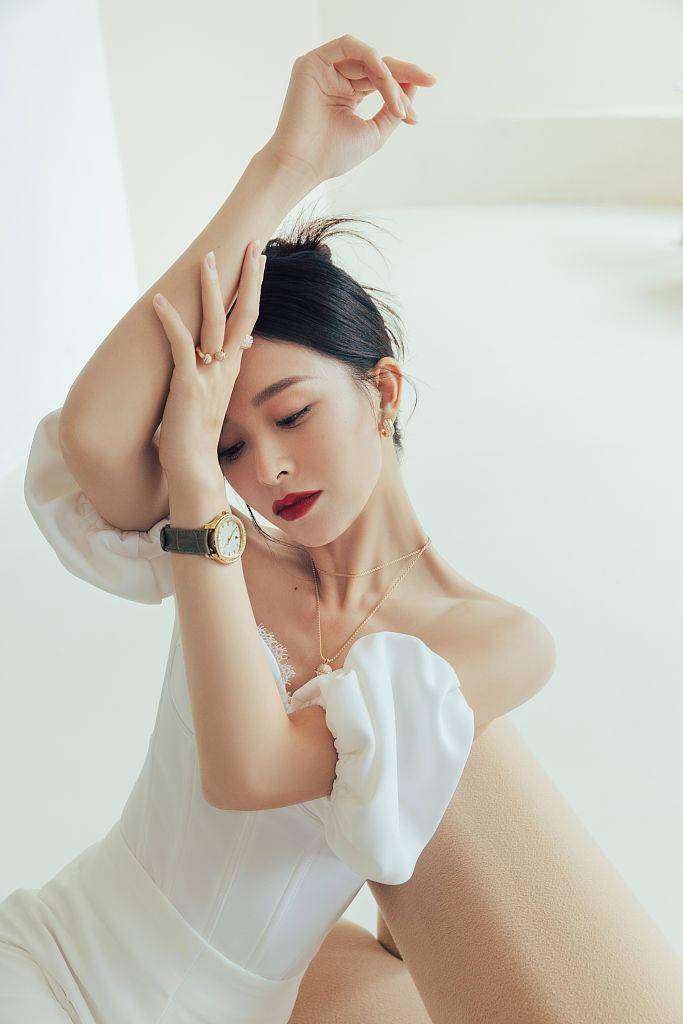 好身材 文咏珊露肩礼服秀精致锁骨 高盘发红唇惹眼氛围感满满