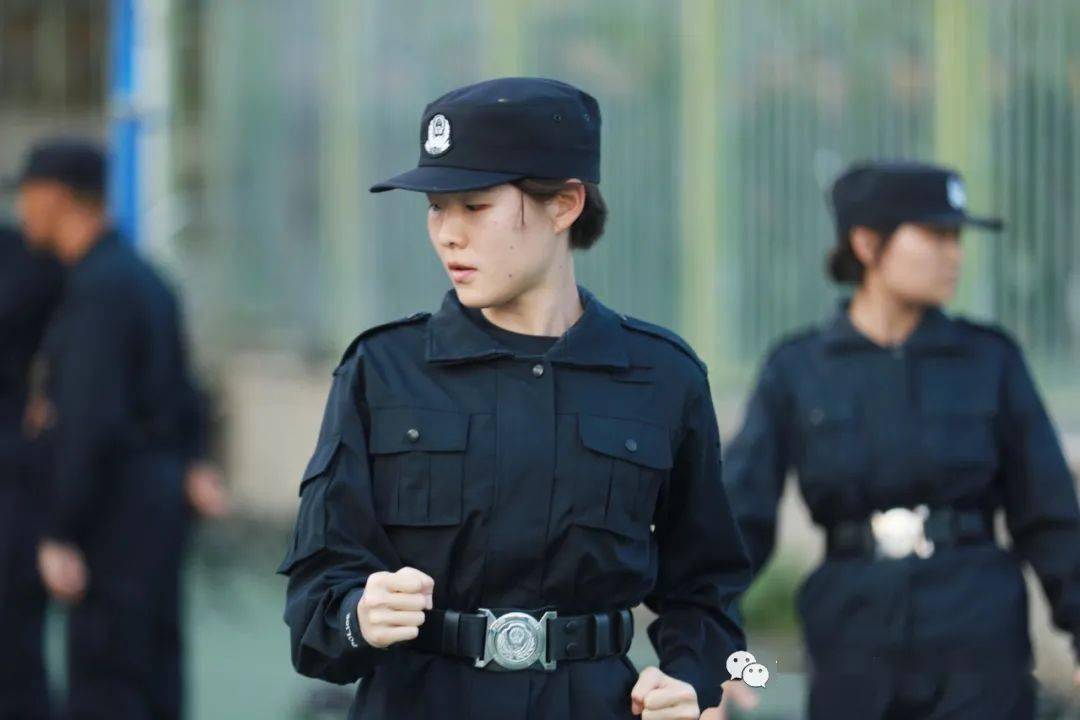 警校女新生亮相