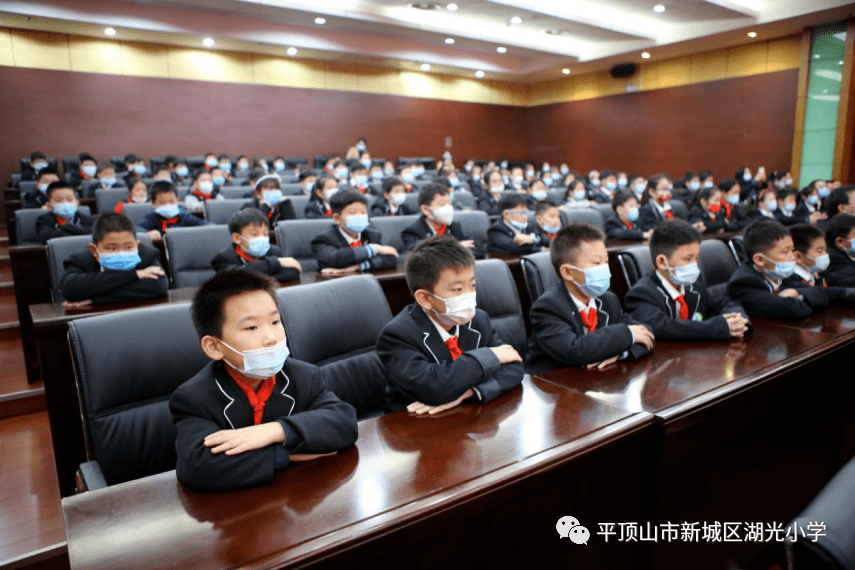 传承红色基因致敬中原英烈湖光小学师生参观中原文化传承系列千秋英烈