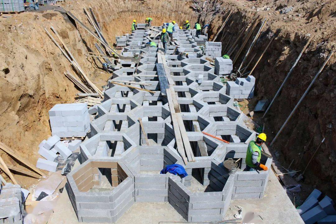 实现了雨水储存,净化,保鲜,循环利用等多重功效,提高了传统蓄水池的储