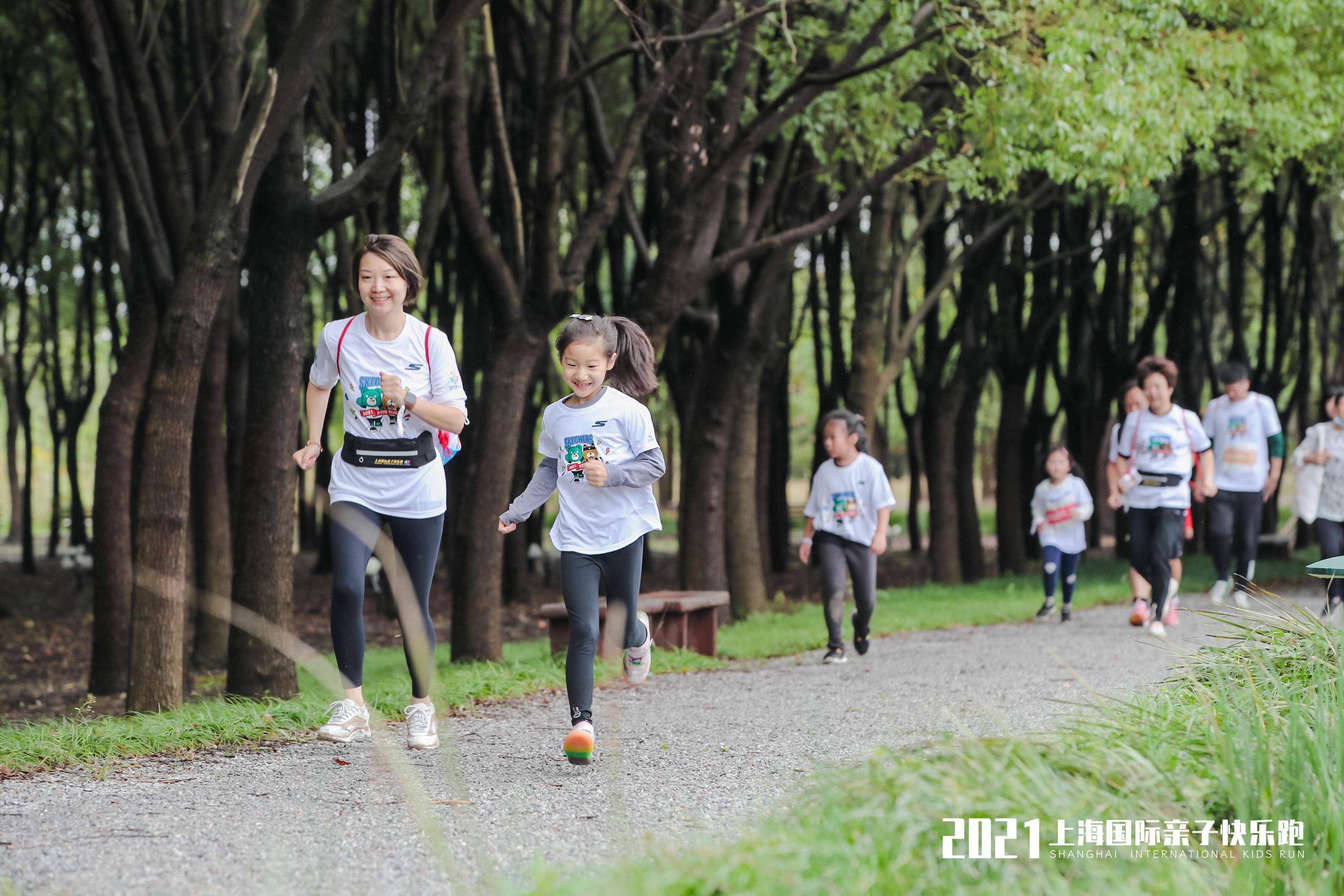 大手牵小手,这场亲子活动让家长孩子享受在田间花海中奔跑的魅力