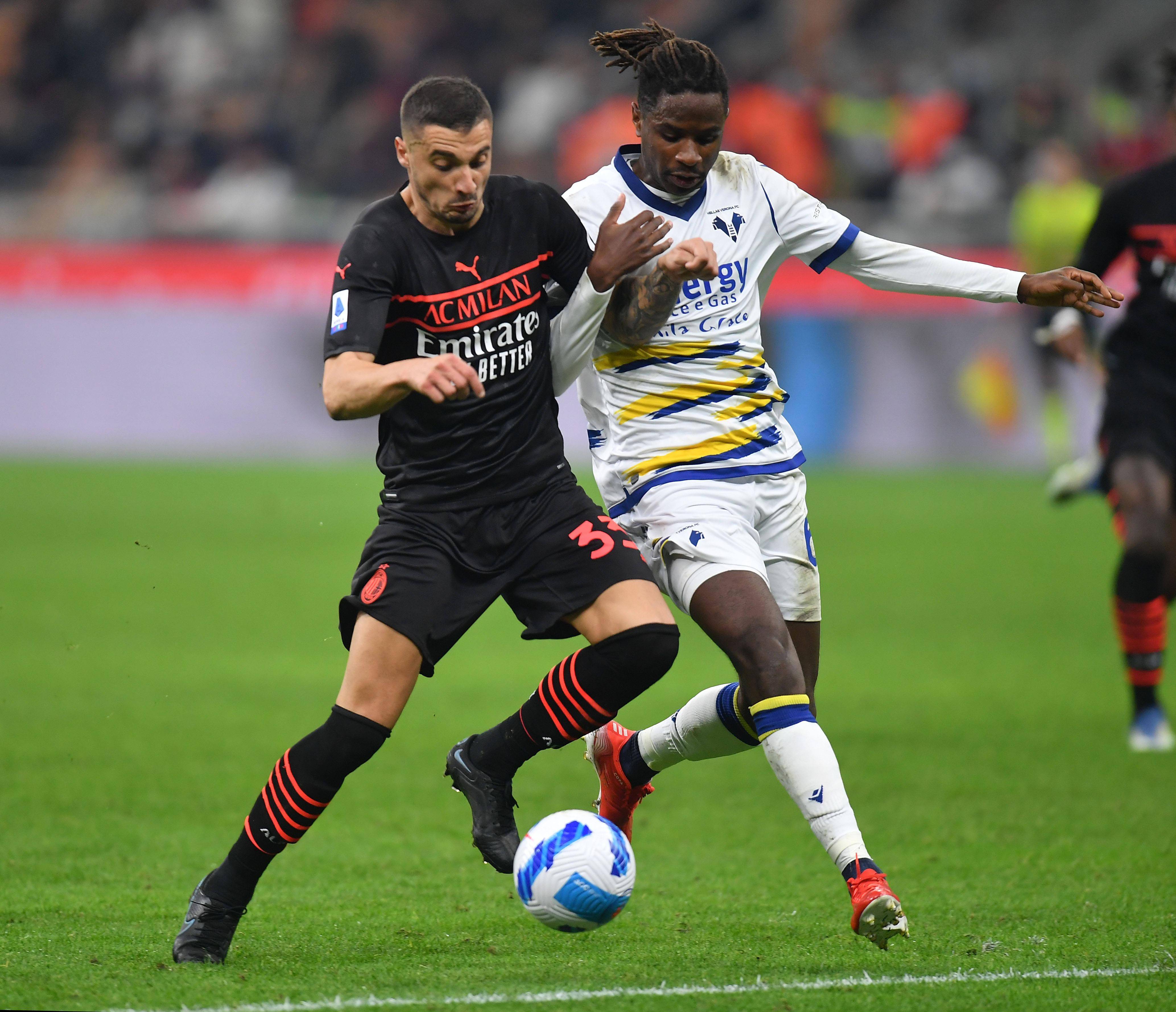 10月16日,ac米兰队球员克鲁尼奇(左)与维罗纳队球员塔梅泽在比赛中