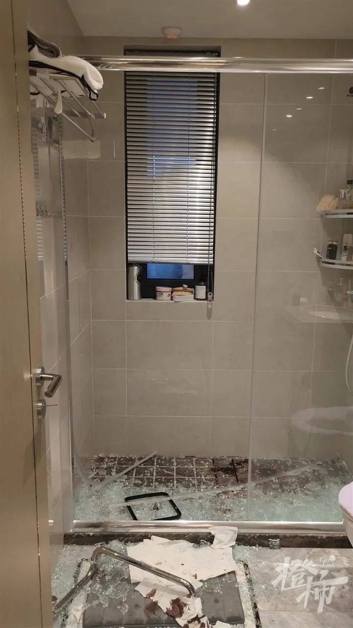 男子正在洗澡，淋浴房钢化玻璃突然爆裂！割伤50多处、缝了20多针日