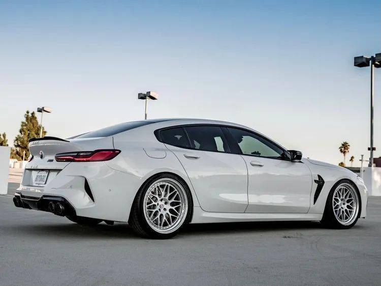 宝马m8配备21英寸大轮毂看上去怎么样