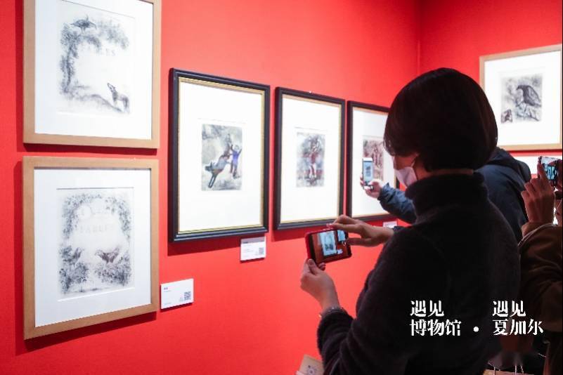 色彩|纯真、斑斓又诗意！在CBD遇见夏加尔和他的“漂浮的情侣”