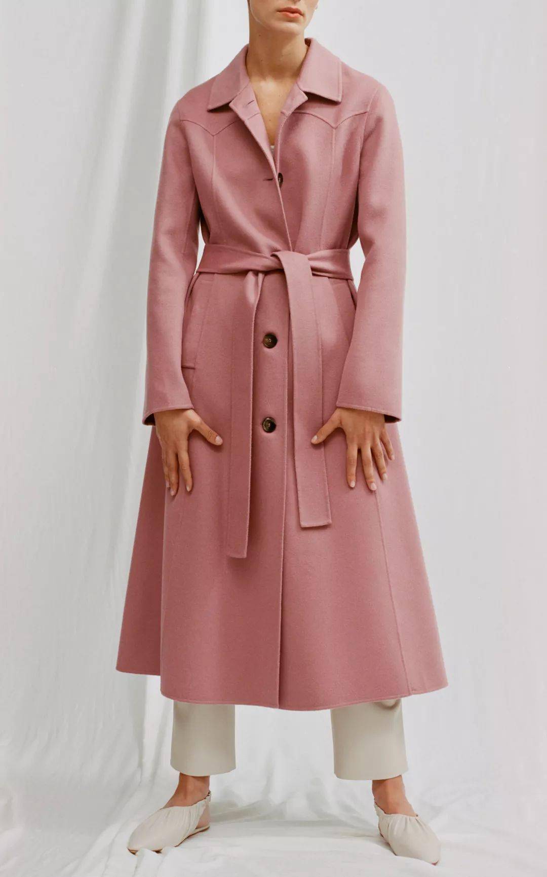 烟灰粉可以作为跨季节色彩,它带着几分灰色调,甜美浪漫中又带着几分颓