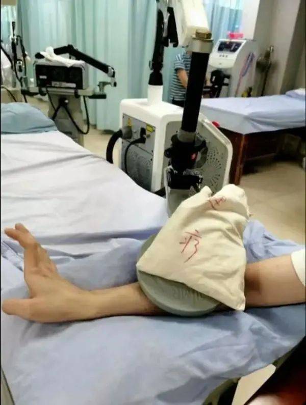 眼角膜|趴睡有多危险？一觉醒来手失去知觉，小伙因此面临手术