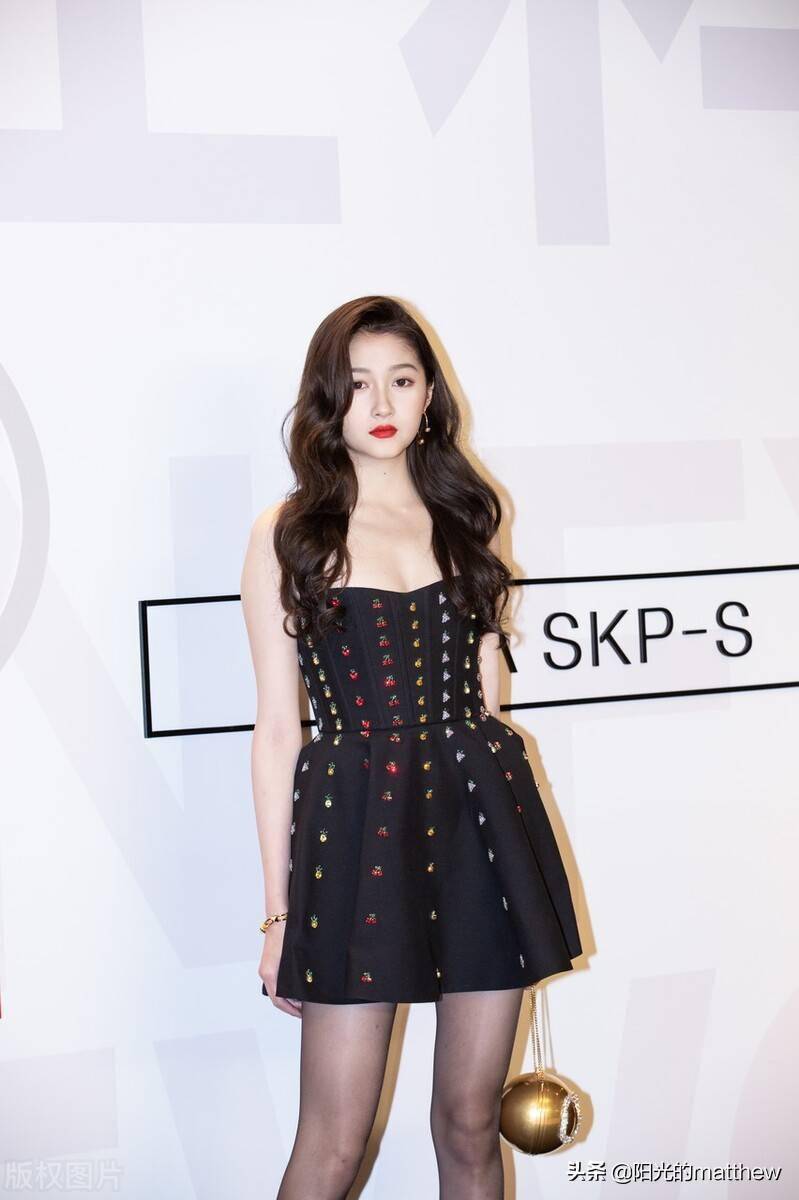 关晓彤身着抹胸黑色小黑裙出席活动,逆天大长腿引人注目