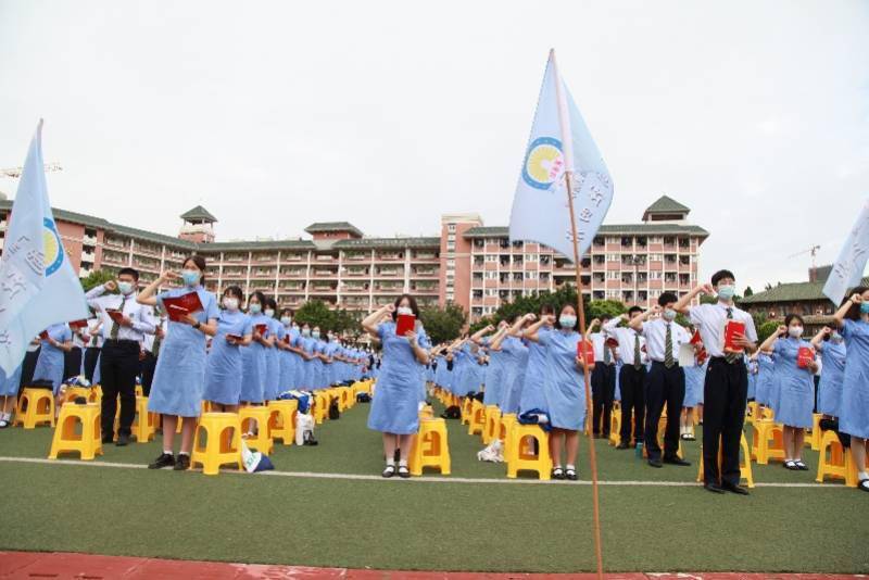 手持宪法肩挑责任广州市真光中学举行成人宣誓仪式