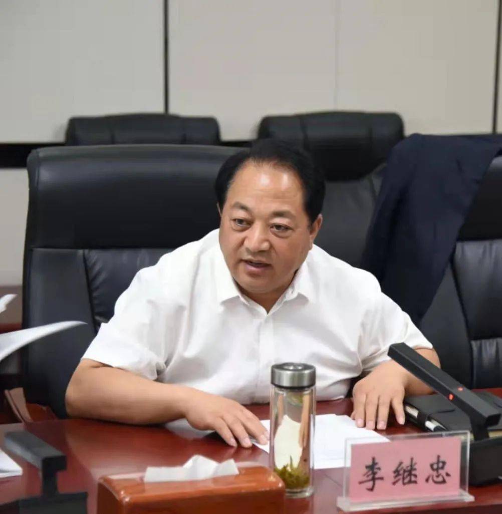 李继忠在座谈中指出,人才资源是最宝贵的资源,人才优势是最根本的优势