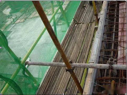 4 脚手板的设置应符合下列规定: 作业层脚手板应铺满,铺稳,铺实.