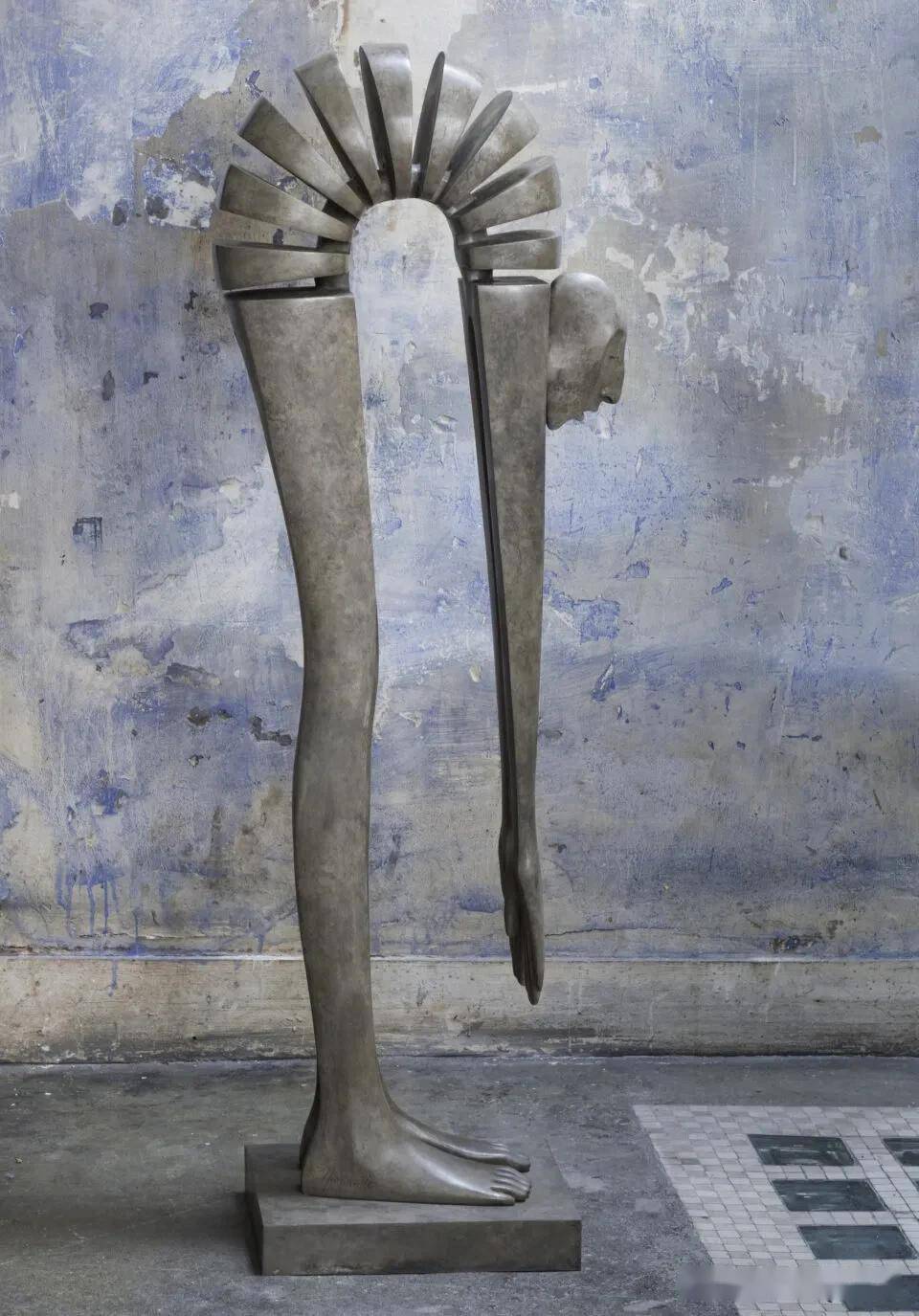 miramontes)以螺旋形的线条和侧面延伸的流线创作的青铜人形雕塑,给