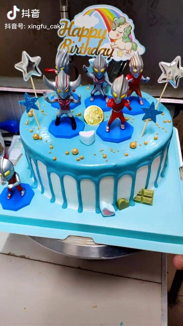 奥特曼8寸,中间两层夹心,蓝色的是蓝莓味的巧克力生日蛋糕