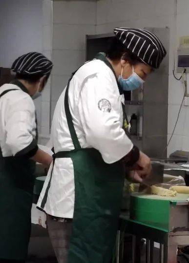 确认过眼神,你是被我们宠爱的人食堂阿姨猜对啦,你们可真是享福了呢