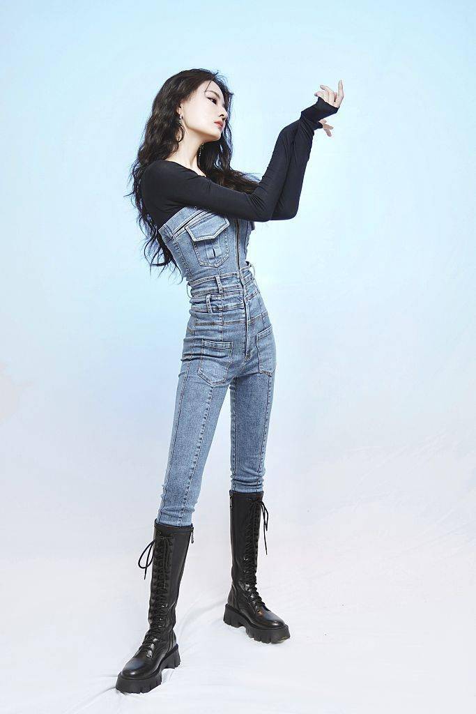 徐璐牛仔抹胸连体裤勾勒妩媚身段长发慵懒化烟熏妆野性十足