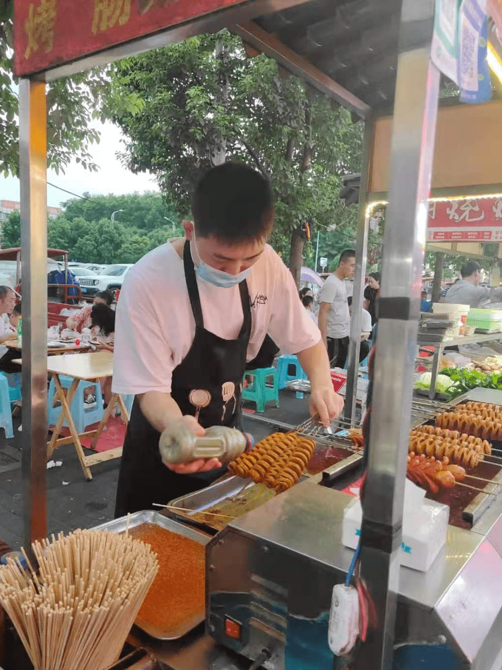 烤面筋的小吃摊主