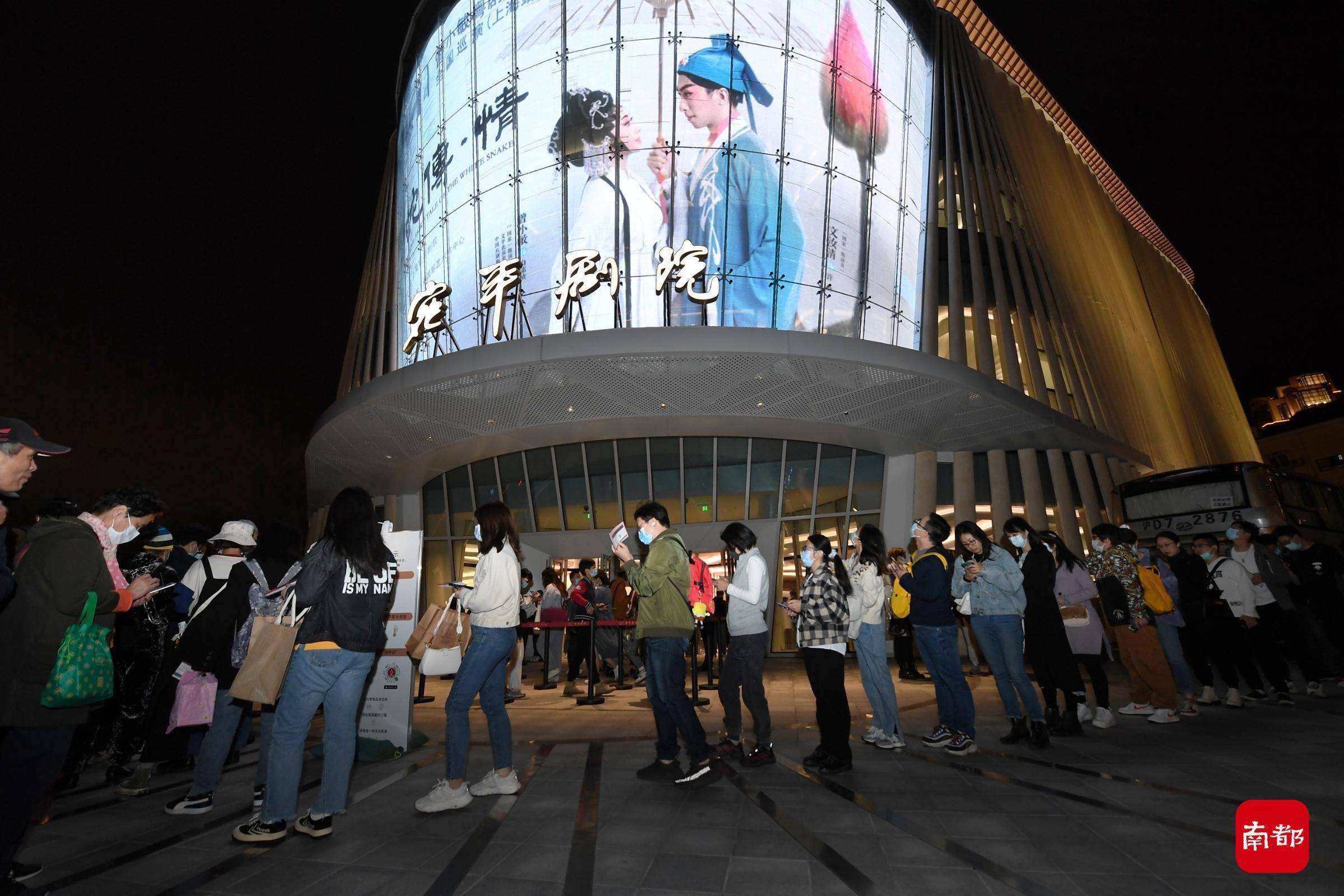 曾小敏|粤剧《白蛇传·情》舞台版比电影版好看！文创产品上海卖断货