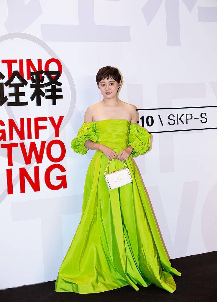 周兴哲 孙俪复古礼服露香肩、关晓彤短裙秀腿 张艺兴温柔帅气