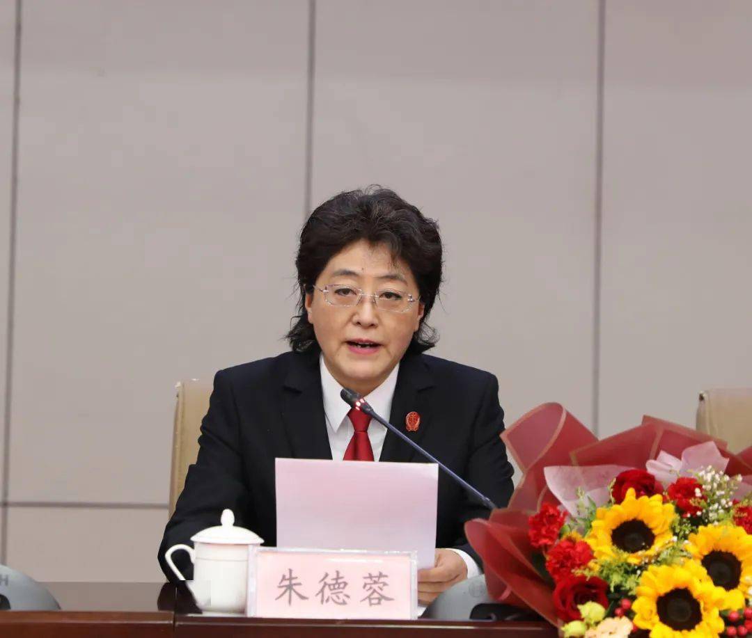 自治区高级人民法院举行政法英模先进事迹报告会