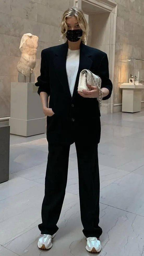 黑西装很古板?我有不一样的穿搭灵感